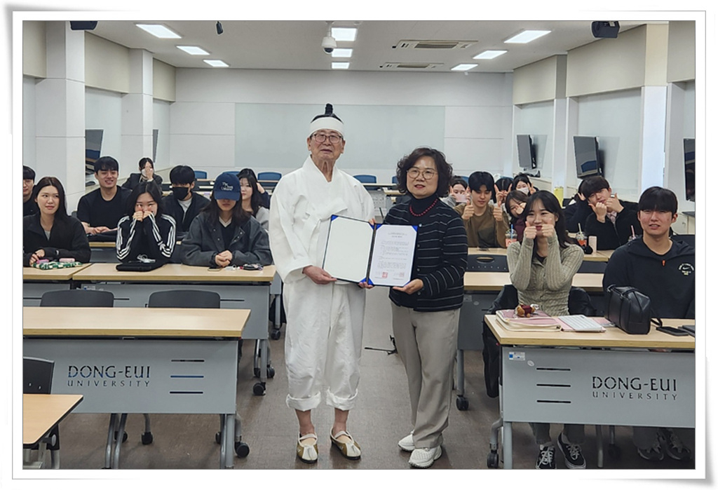 한일해녀연구소(소장 유형숙)는 지난 3일 국제관에서 (사)국가무형유산 좌수영 어방놀이 보존회와 상호 발전을 위한 업무협약을 체결하는 사진