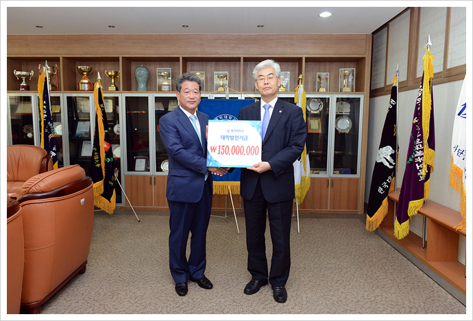 (주)화영오토텍 표근봉 회장, 동의대 학생 4명에게 장학금 전달 | 동의대학교 대표