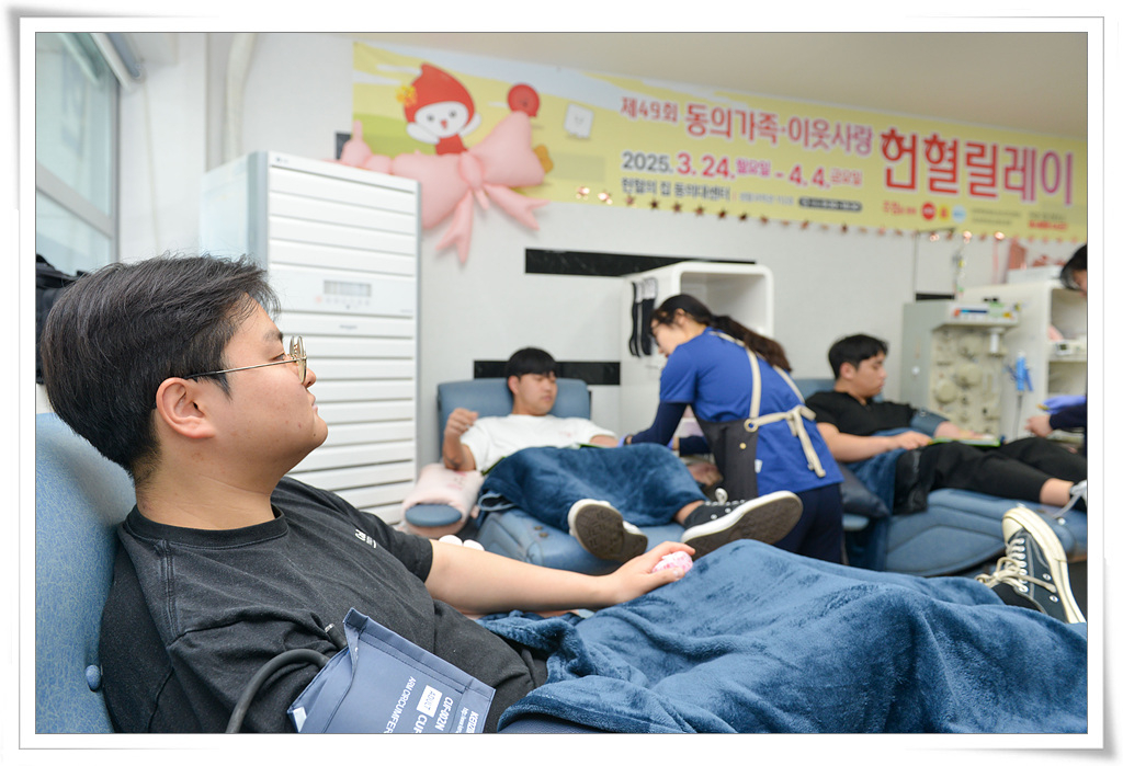 남학생이 헌혈하는 사진