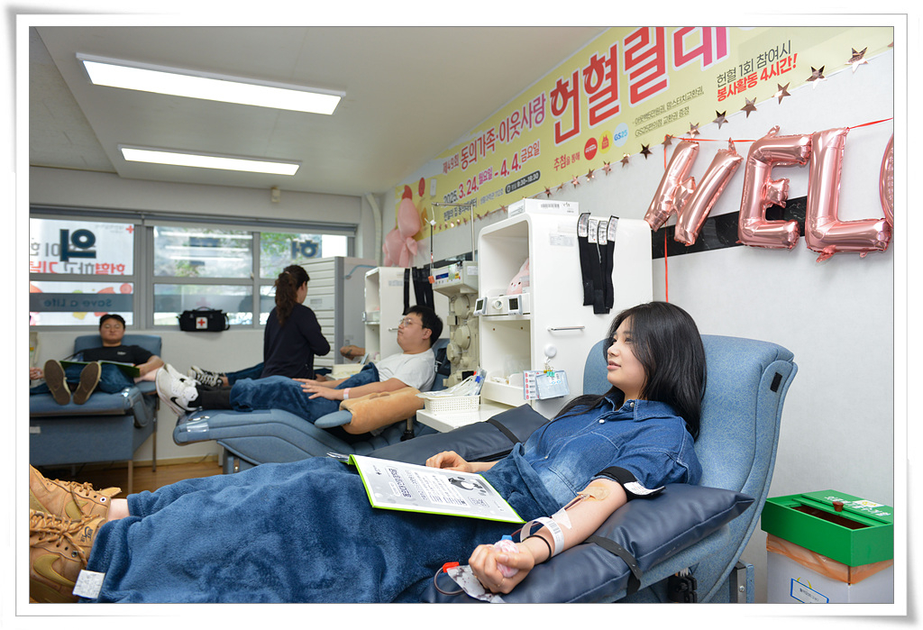 여학생이 헌혈하는 사진